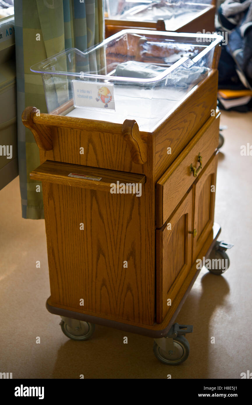 Baby-Krippe in einem Krankenhaus Stockfoto