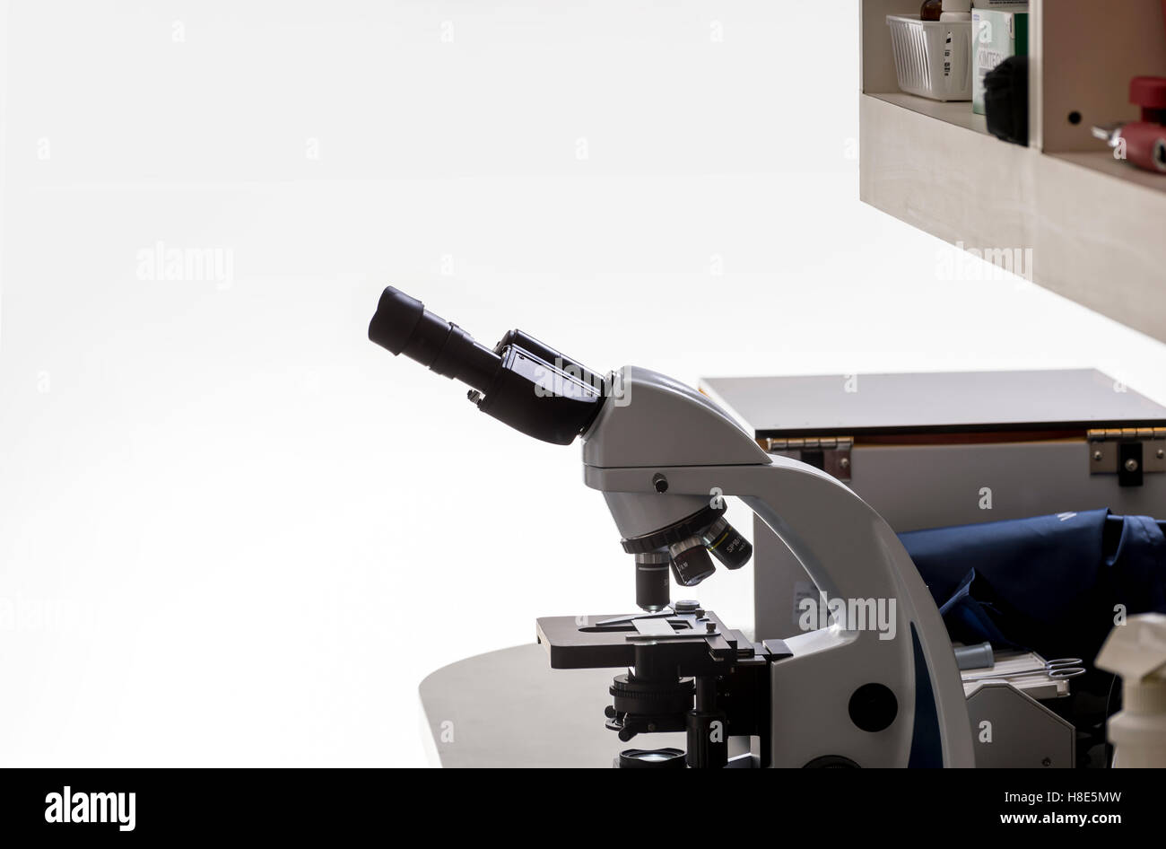 Weiße Mikroskop im Labor Stockfoto