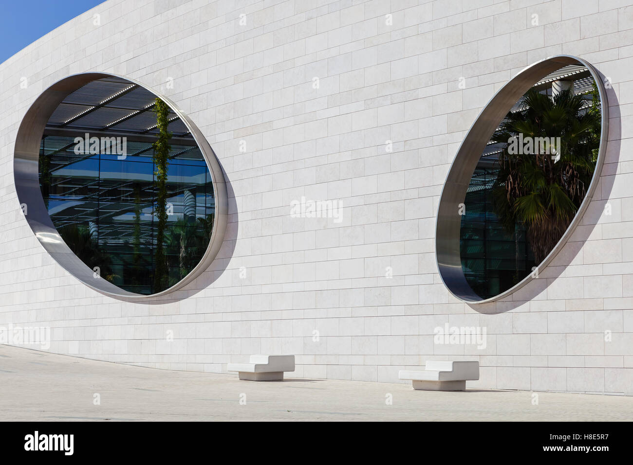 Ovale Fenster auf den Garten im Innenhof in der Champalimaud Foundation, Zentrum für das unbekannte. Private biomedizinische Forschungszentrum. Stockfoto