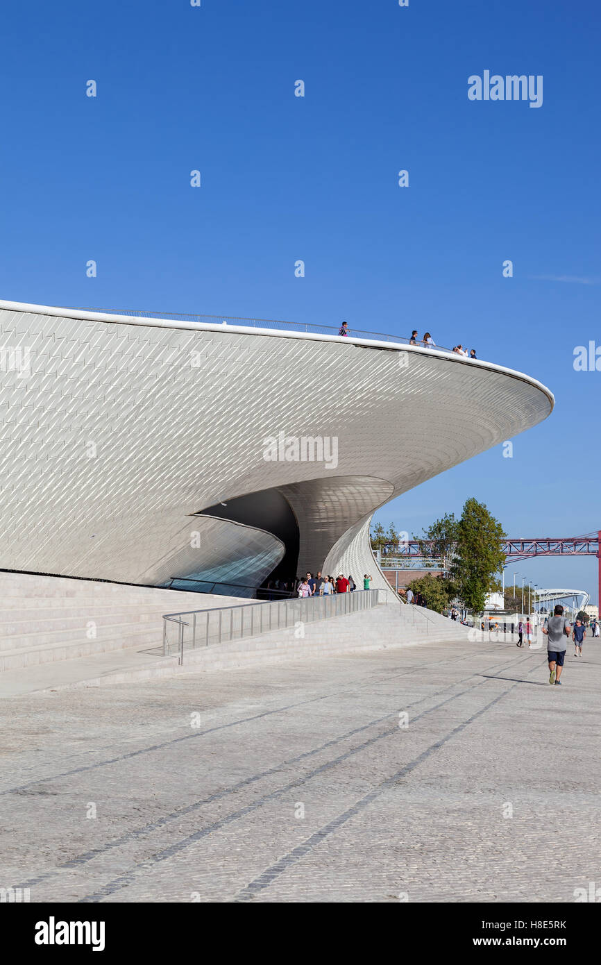 Eingang des MAAT - Museum für Kunst, Architektur und Technologie. Der britische Architekt Amanda Levete entworfen. Lissabon Stockfoto