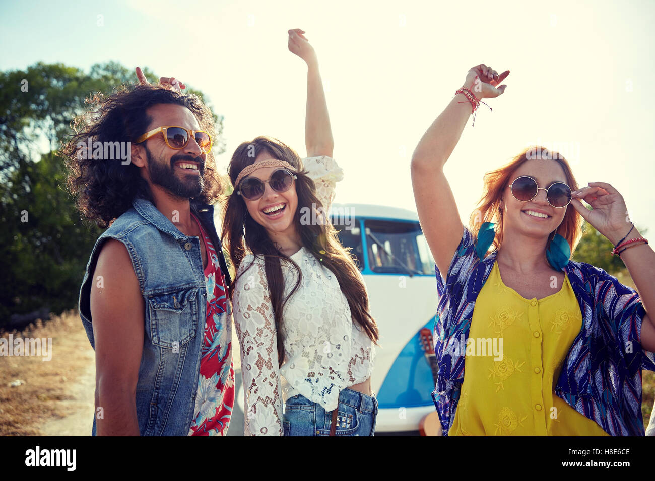 glückliche junge Hippie-Freunden tanzen im freien Stockfoto