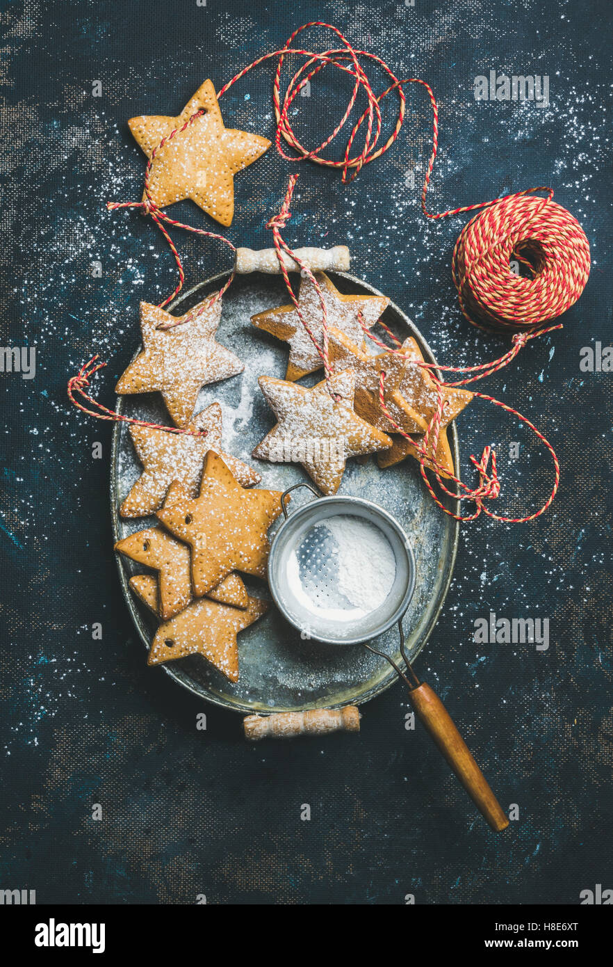 Weihnachten Urlaub sternförmige Lebkuchen für Weihnachtsbaum Dekoration, Sieb, dekorativen Schneeflocken, Bällen und Spielzeug in Stockfoto