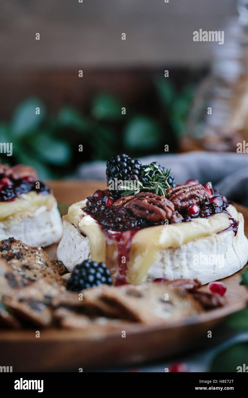 Gebackener Brie mit Blackberry-Kompott und würzigen kandierten Pekannüsse Stockfoto