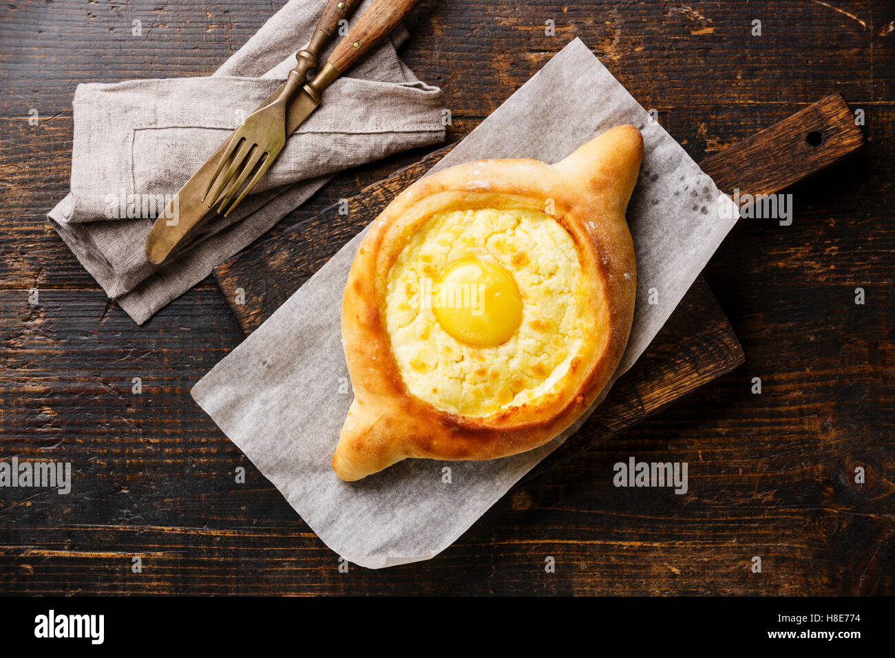 Georgischer Käse Gebäck Ajarian Khachapuri auf Holzbrett Stockfoto