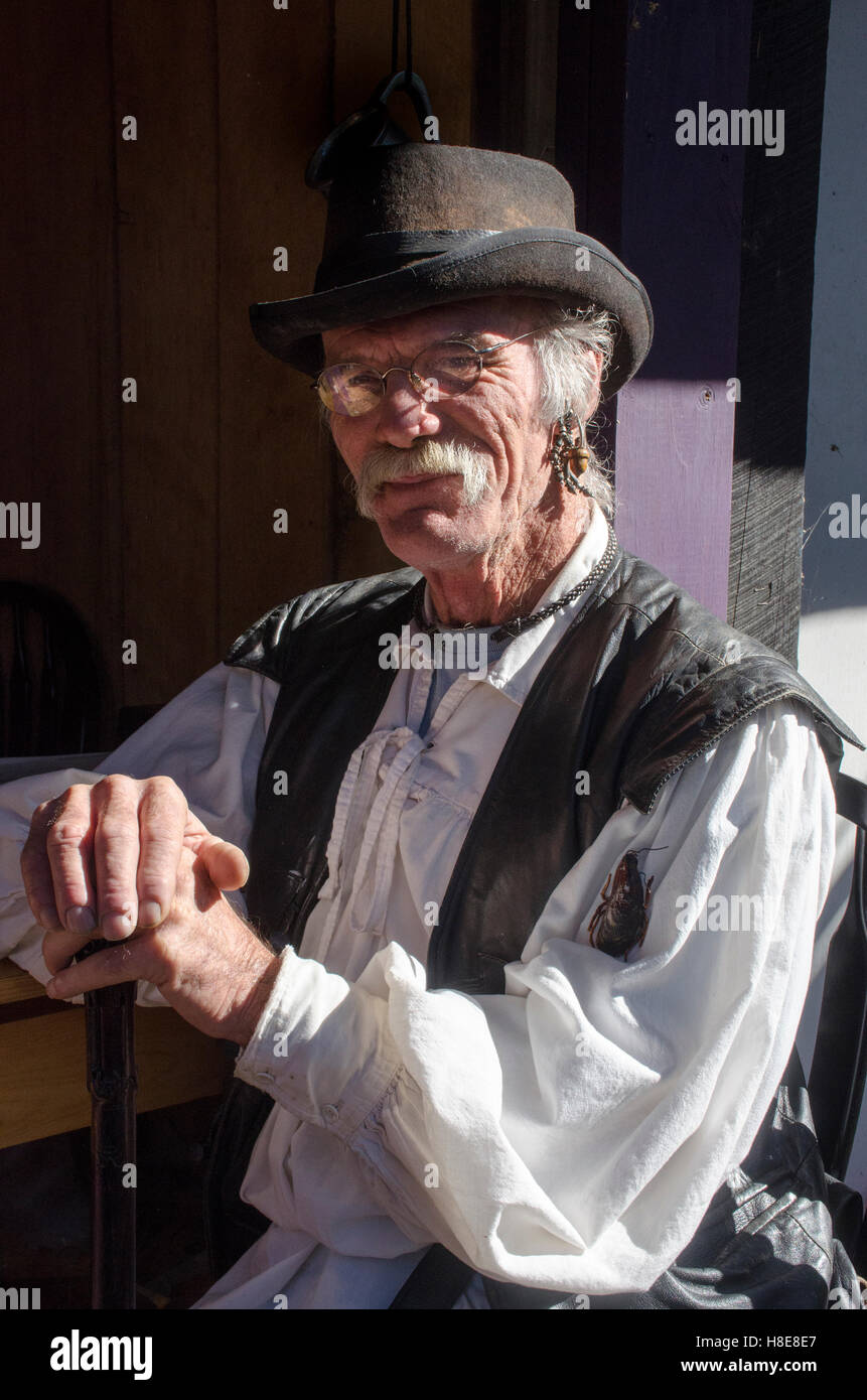 Kostümierter Teilnehmer stellt für sein Foto auf dem Maryland Renaissance Festival. Stockfoto