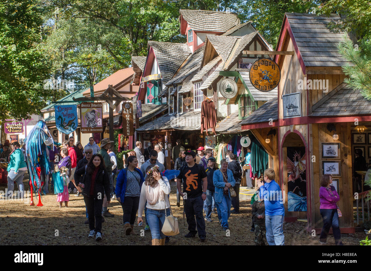 Menschenmassen schlendern Sie durch das Dorf-Gebäude auf dem Maryland Renaissance Festival. Stockfoto