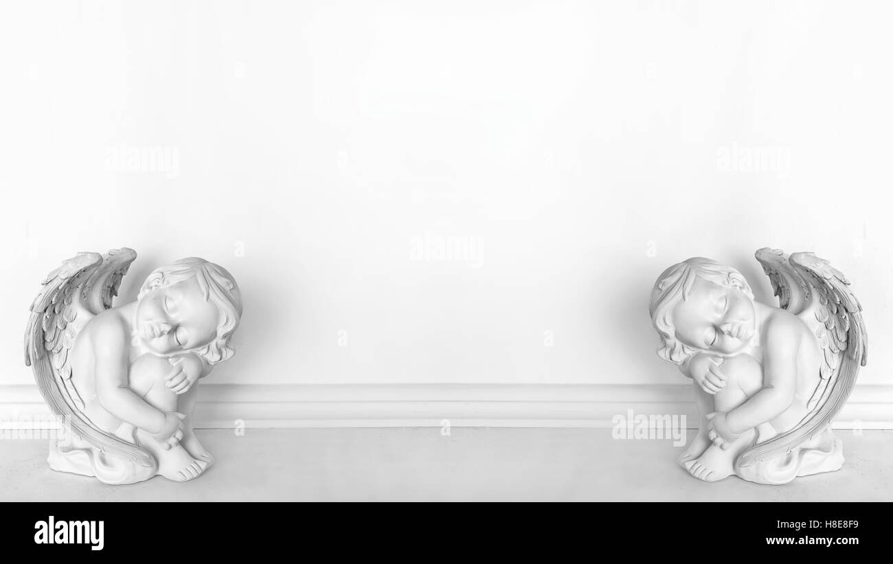 Statuen von Amoretten schlafen auf weißem Hintergrund mit textfreiraum für text Stockfoto