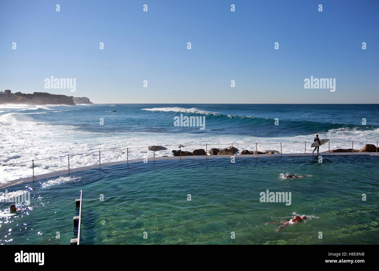 Ocean Pool Schwimmer, Wellen und Surfer am Bronte Beach in Sydney Stockfoto