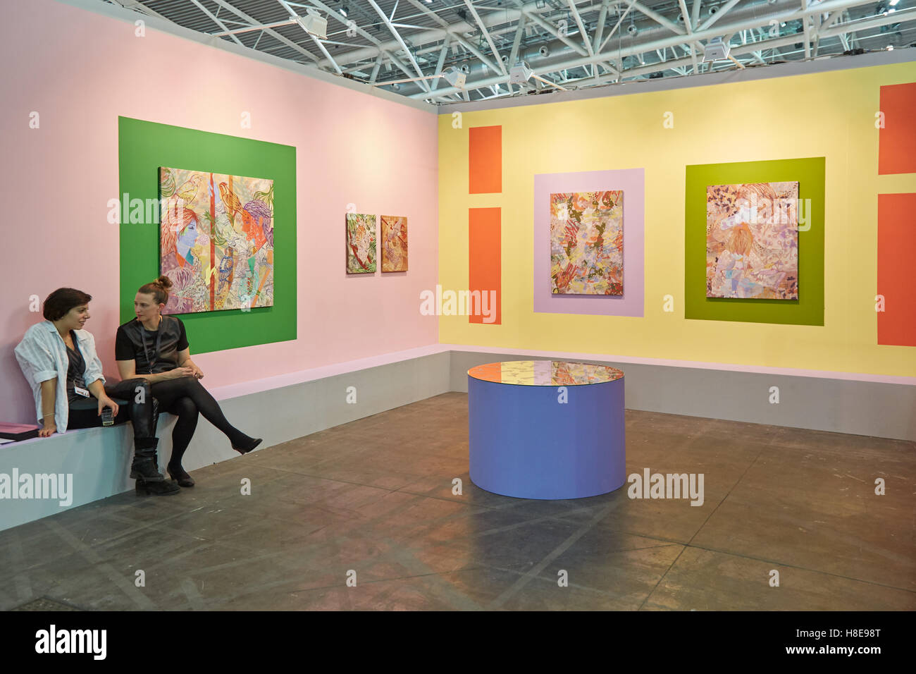 Farbenfrohe Kunst Galerie Installation während Artissima, zeitgenössische Kunstmesse in Turin eröffnet Stockfoto