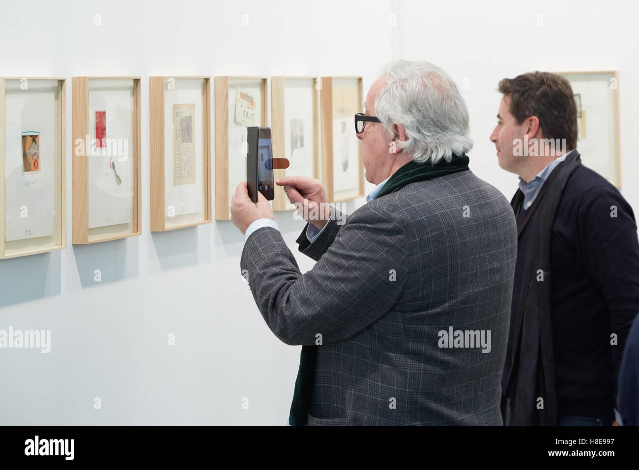 Mann, die Fotos zu schießen, während Artissima, zeitgenössische Kunstmesse in Turin eröffnet Stockfoto