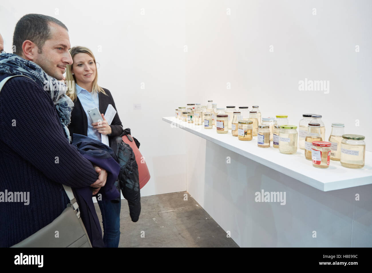 Menschen betrachten Kunstwerke während Artissima, zeitgenössische Kunstmesse in Turin eröffnet Stockfoto