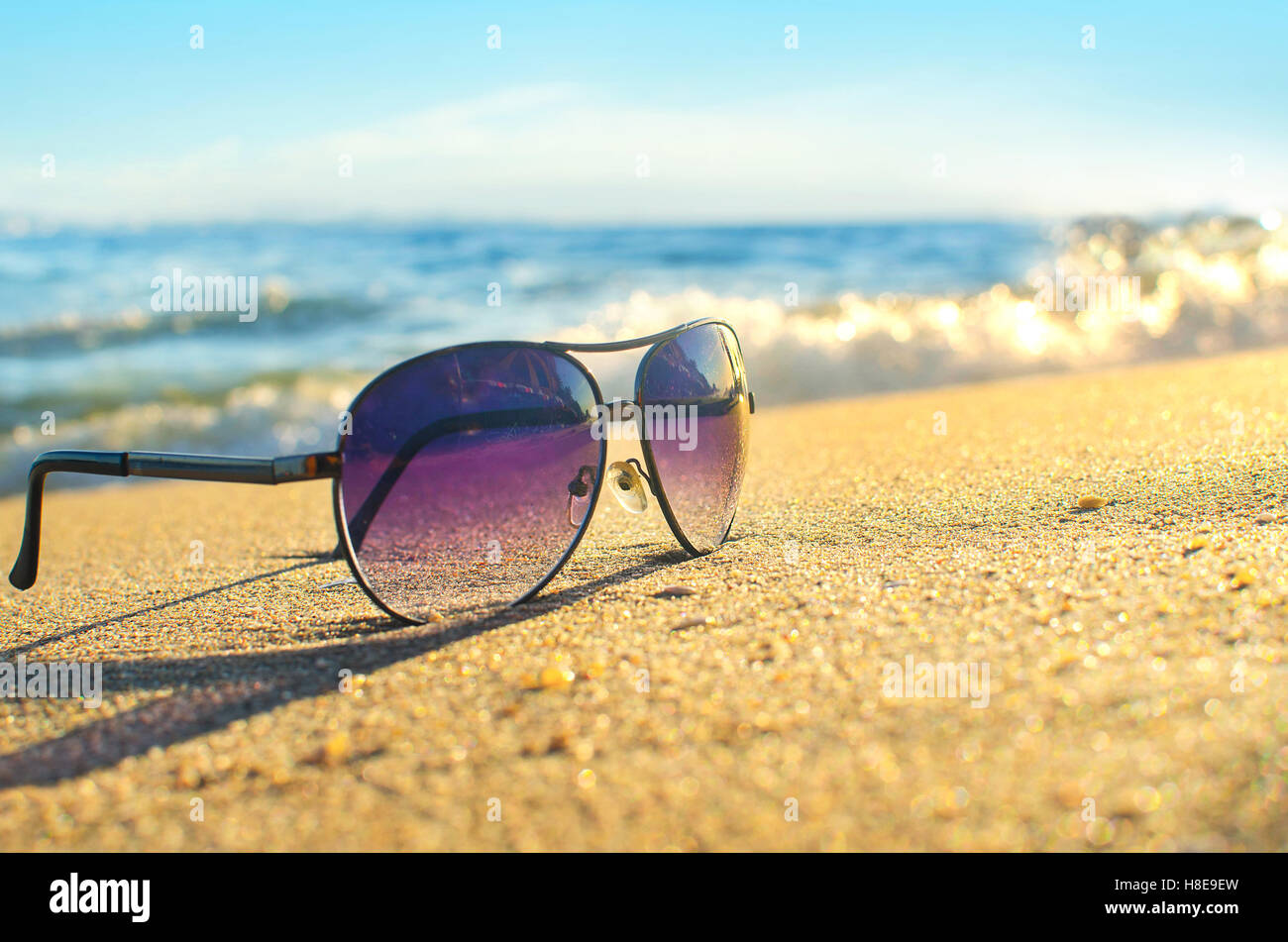 sonnenbrille-am-strand-fotos-und-bildmaterial-in-hoher-aufl-sung-alamy