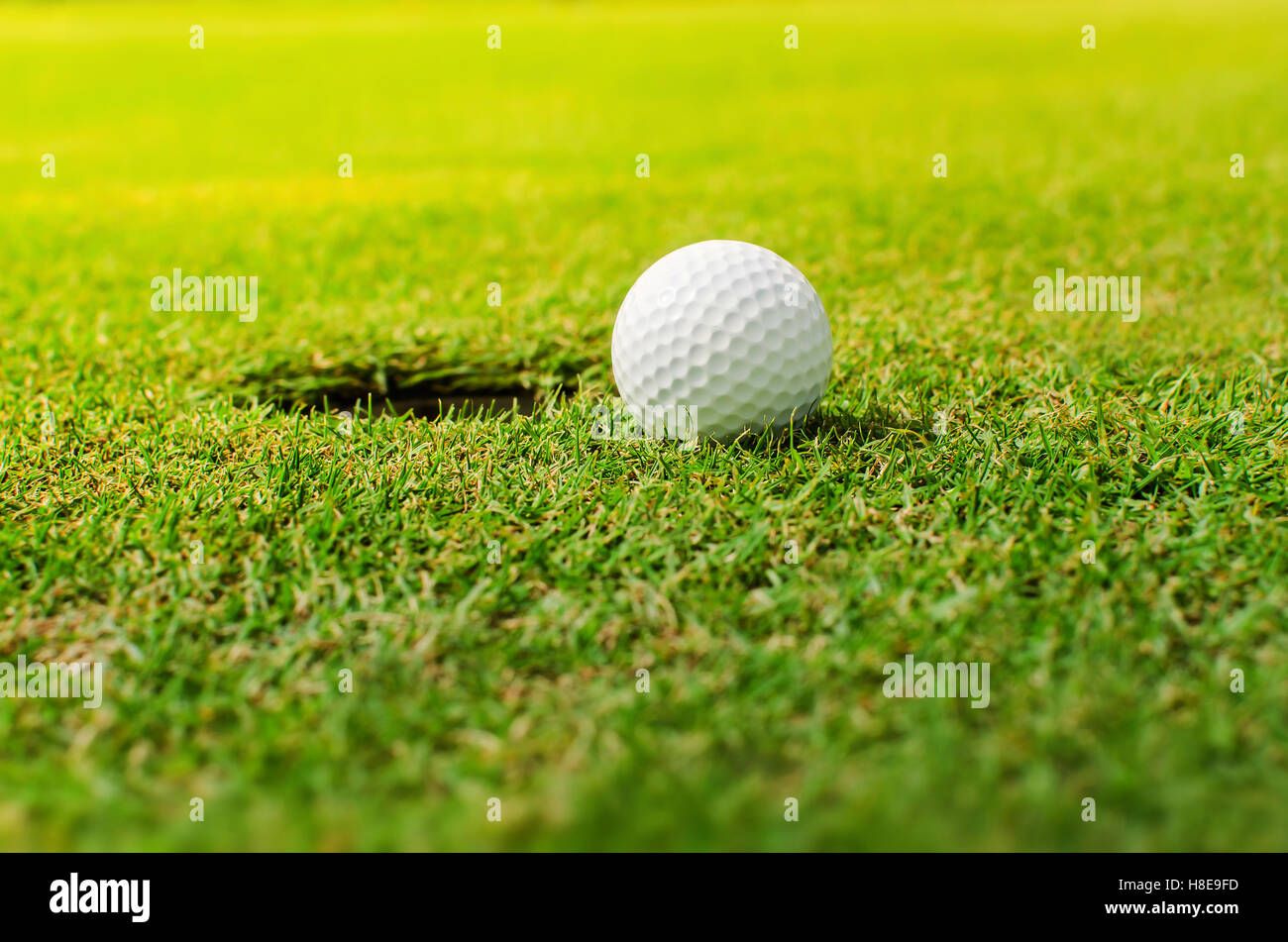 Golf in die Bohrung Stockfoto