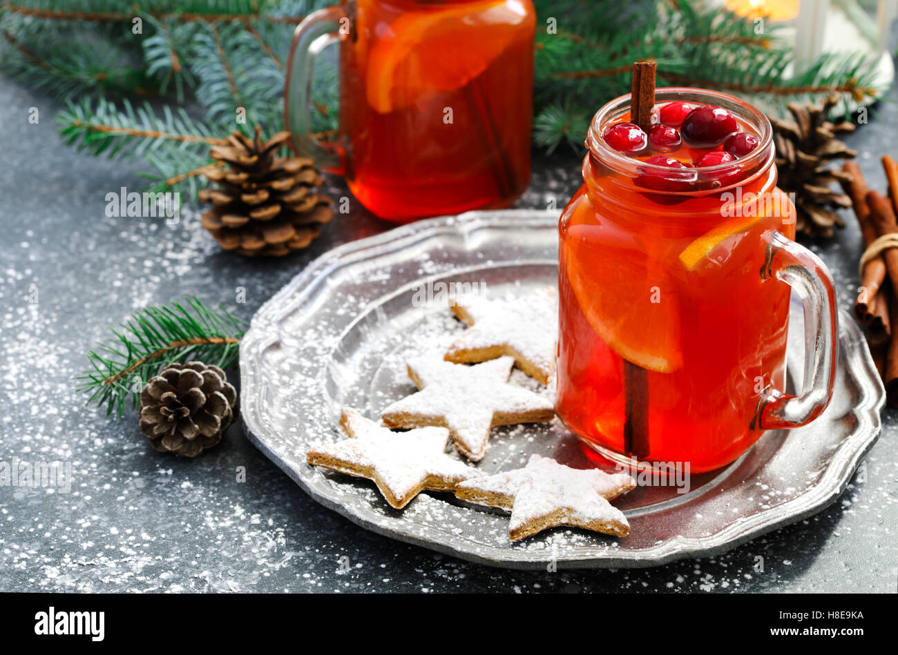 Weihnachten Cranberry und orange Tee und cookies Stockfoto