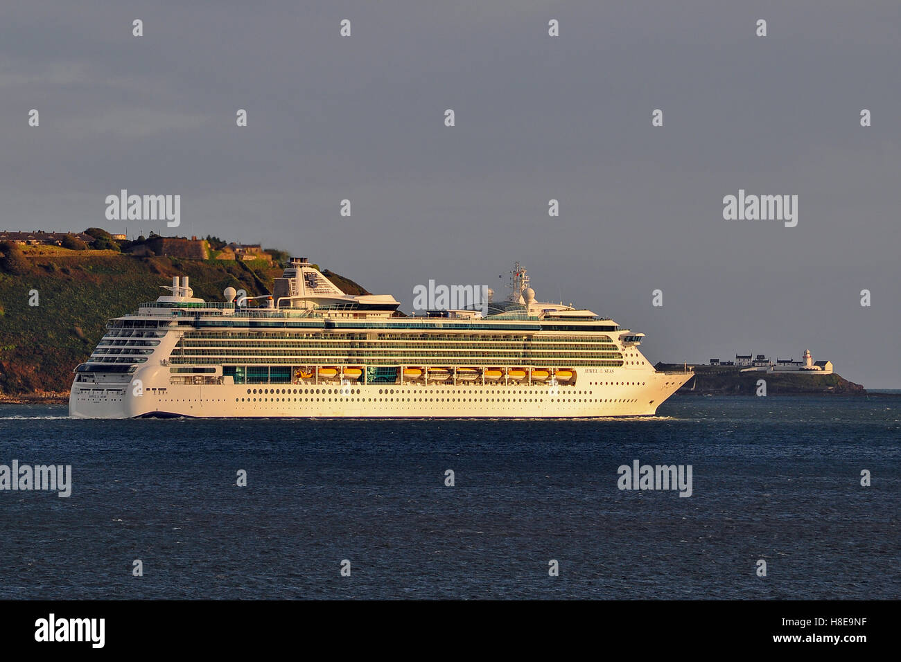 Luxus-Kreuzfahrtschiff, die "Jewel of the Seas" von Cobh Cruise Terminal, Cobh, County Cork, Irland segelt. Stockfoto