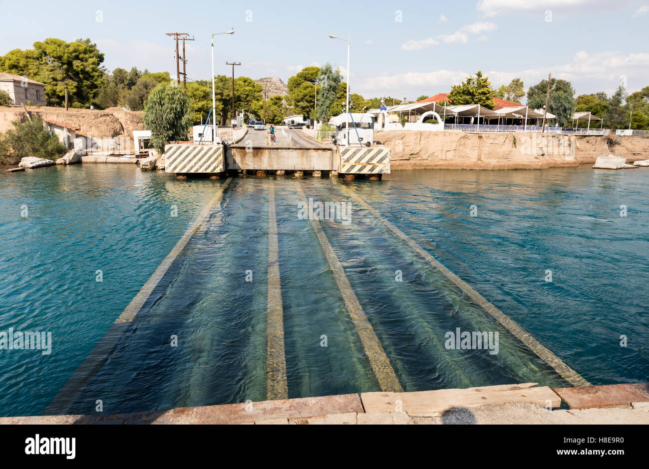 Berühmten Kanal von Korinth versenkbare Brücke bei Isthmia taucht unter Wasser nach einer Öffnung für die Schiffspassage zu ermöglichen. Stockfoto