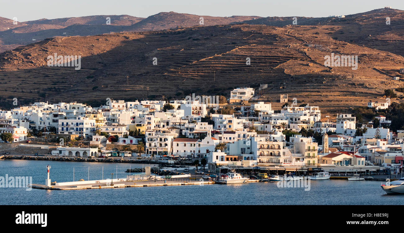 Hilltop Sonnenaufgang Blick auf Chora Stadt, auf den griechischen Kykladen Insel Tinos Stockfoto