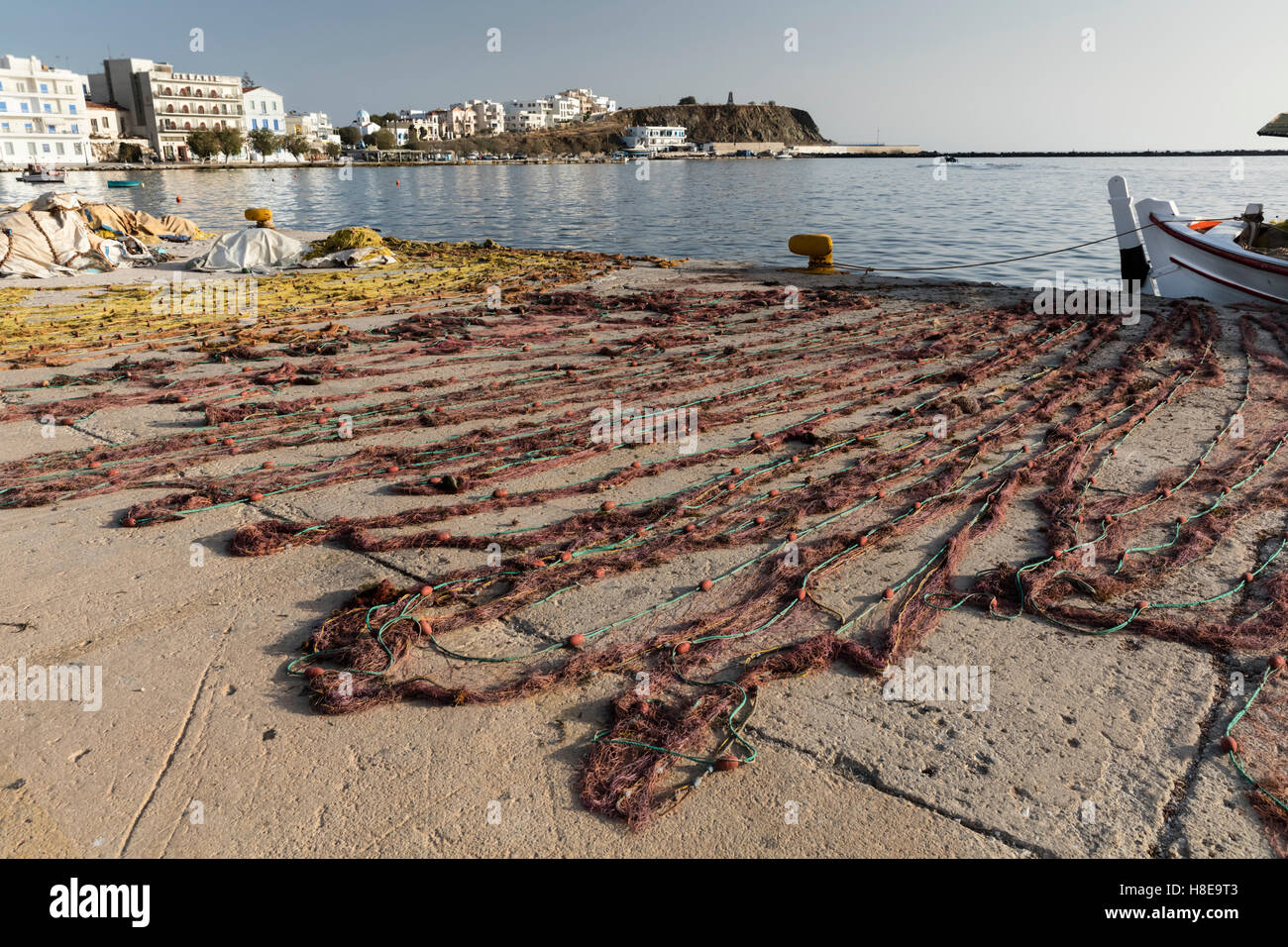 Fischernetze ausgebreitet auf Pier zu trocknen, Chora Stadt Tinos in der griechischen Kykladen-Inseln Stockfoto