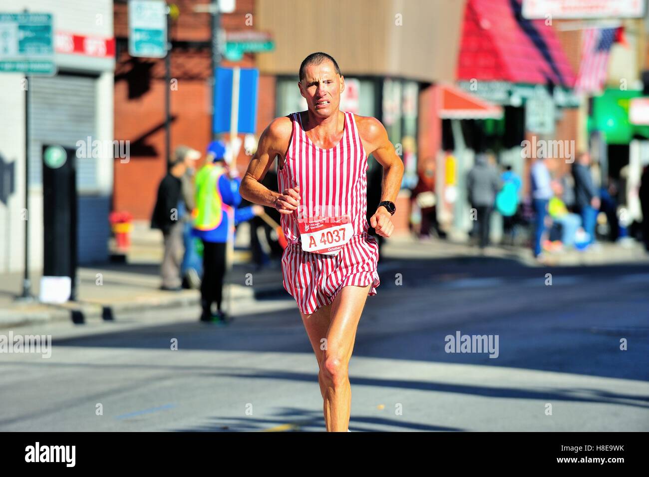 Ein farbenfroh gekleideten John Spannzange von Verona, Illinois und den Vereinigten Staaten während der Chicago Marathon 2016. Stockfoto