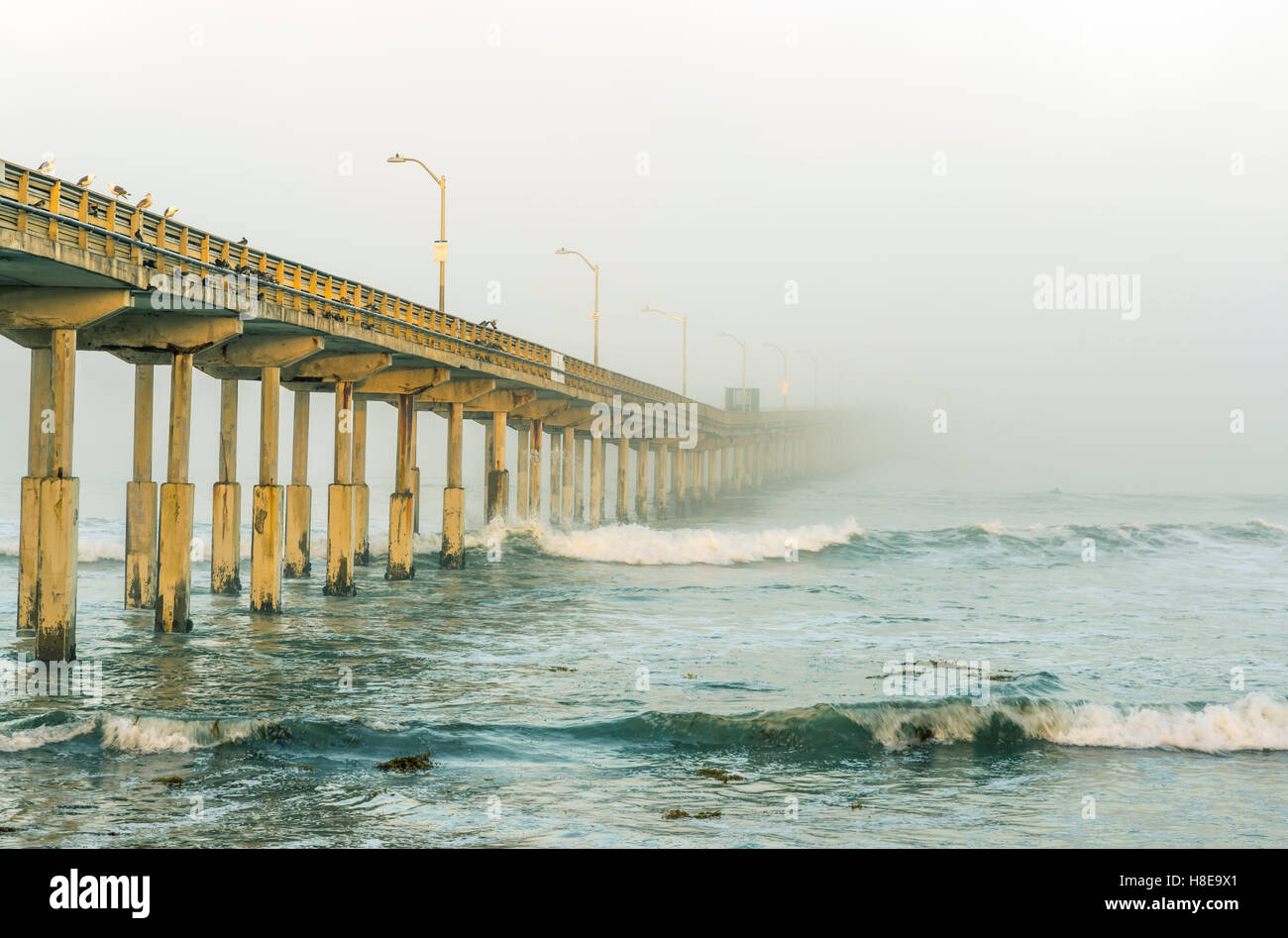 Ocean Beach Pier an einem nebligen Morgen. San Diego, Kalifornien, USA. Stockfoto