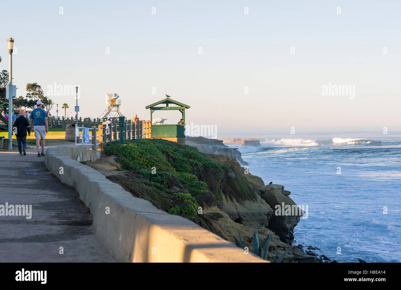 Gehweg und Blick auf die La Jolla, Kalifornien Küste, USA. Stockfoto
