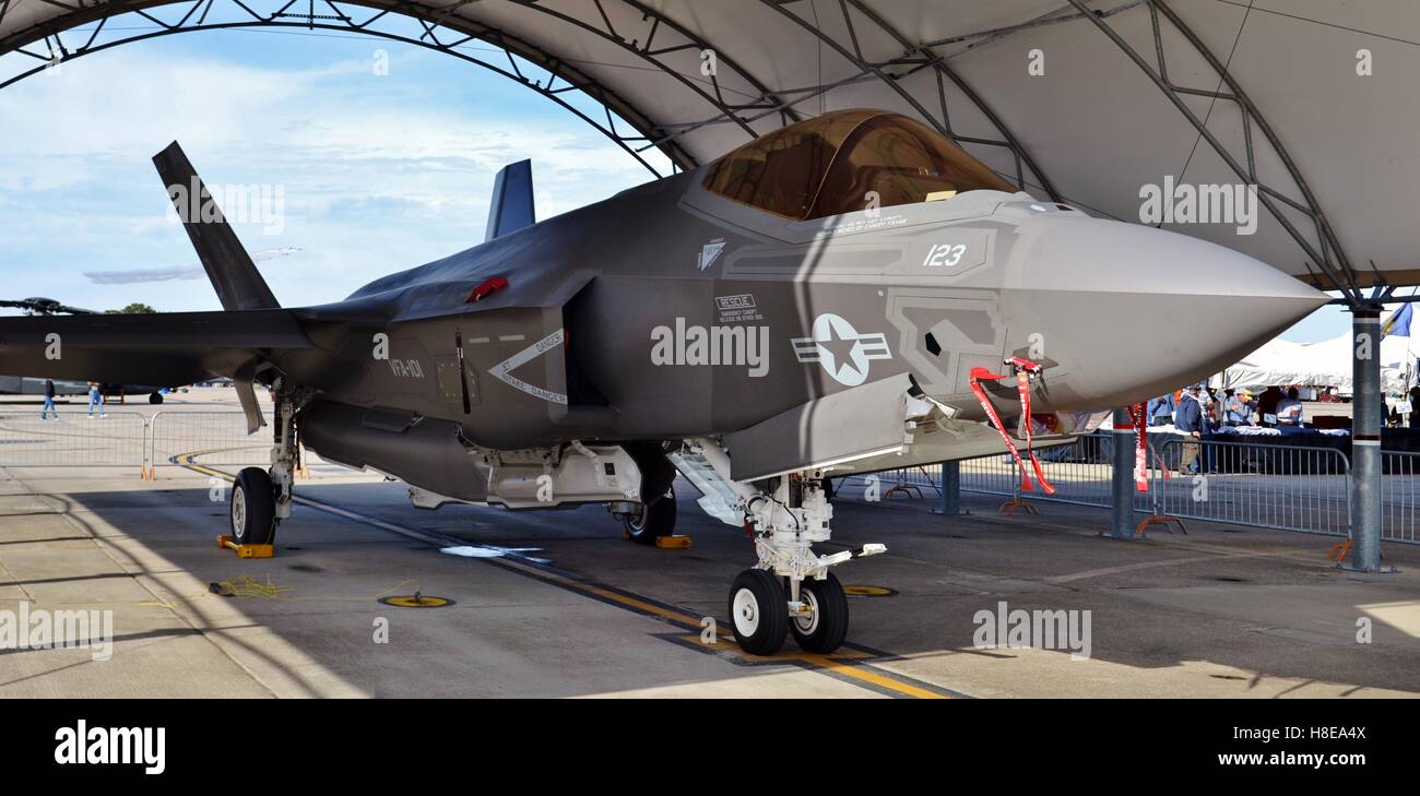 Ein US-Air Force f-35 Joint Strike Fighter (Lightning II) Strahl in einem Hangar. Diese f-35 wird das 33. Geschwader zugewiesen Stockfoto