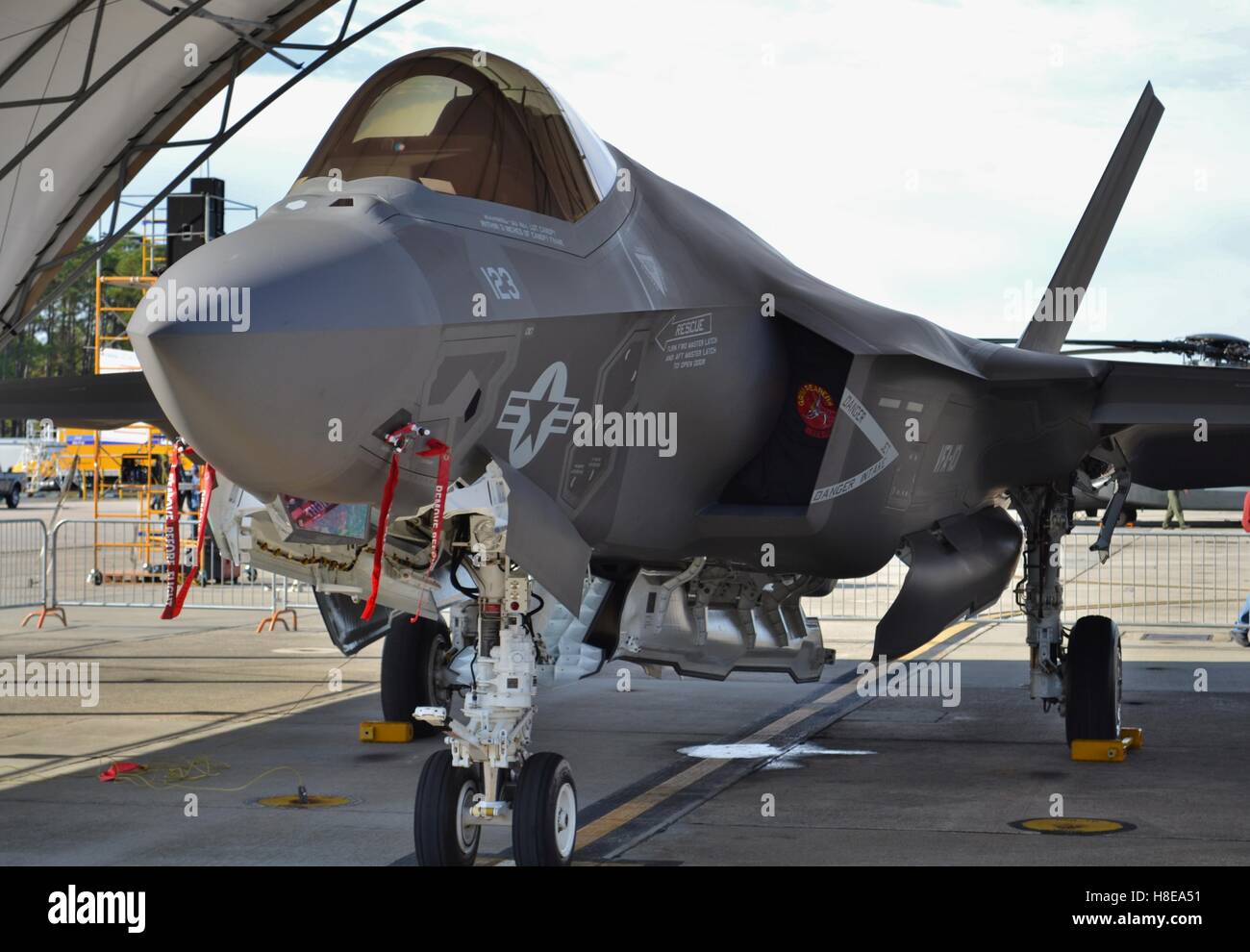 Ein US-Air Force f-35 Joint Strike Fighter (Lightning II) Strahl in einem Hangar. Diese f-35 wird das 33. Geschwader zugewiesen Stockfoto