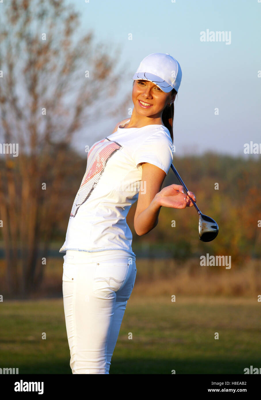 schöne Mädchen Golfspieler posiert Stockfoto
