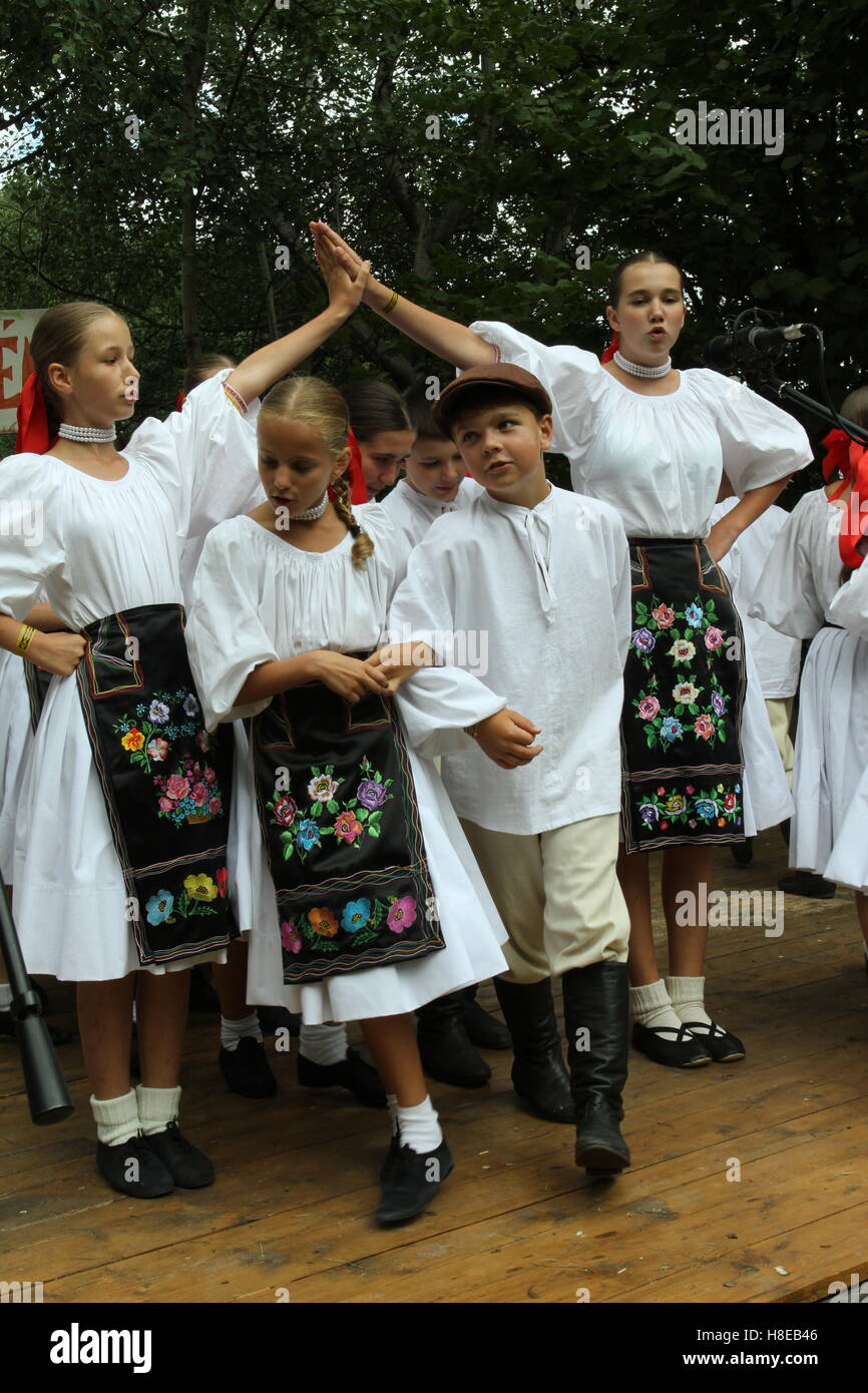 Slowakischer Folklore-Ensemble tritt in das Hontianska Parada-Folklore-Festival, Hrusov, Slowakei. Stockfoto