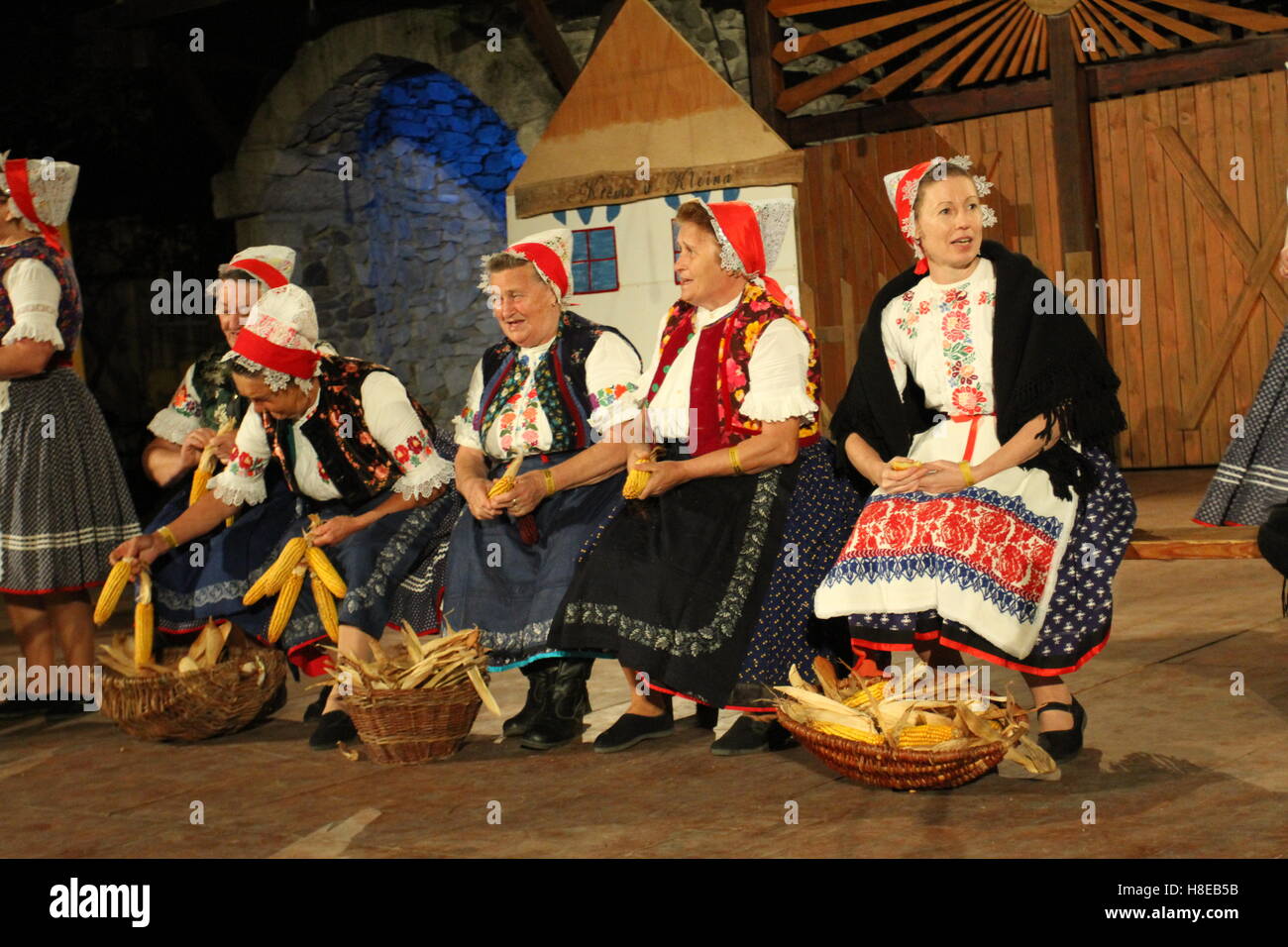 Malerische Folklore Leistung durch eine slowakische Folklore-Gruppe auf dem Hontianska Parada Folklorefestival, Hrusov, Slowakei. Stockfoto