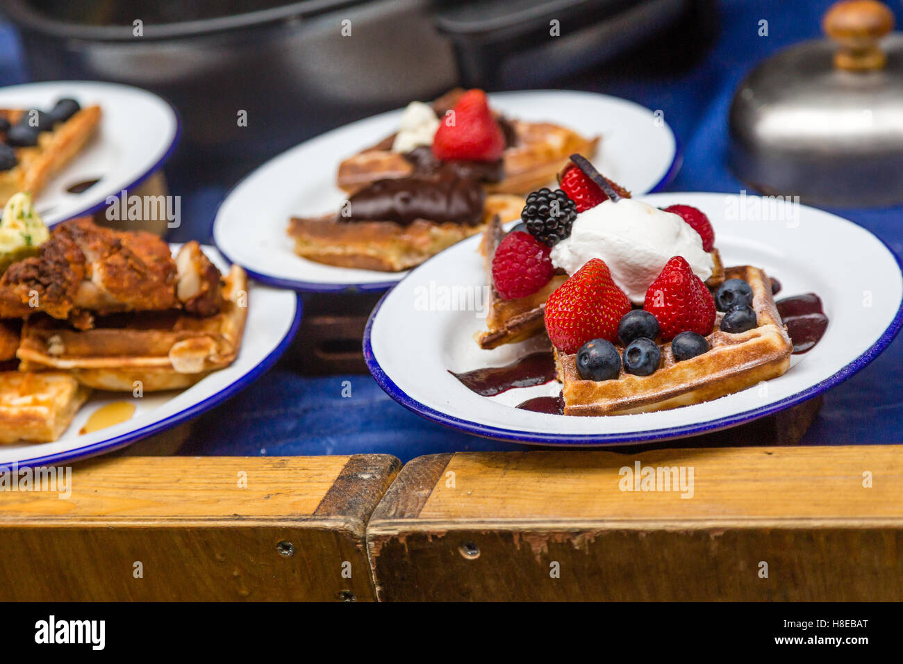 Frische Waffeln in einem Londoner Markt Stockfoto