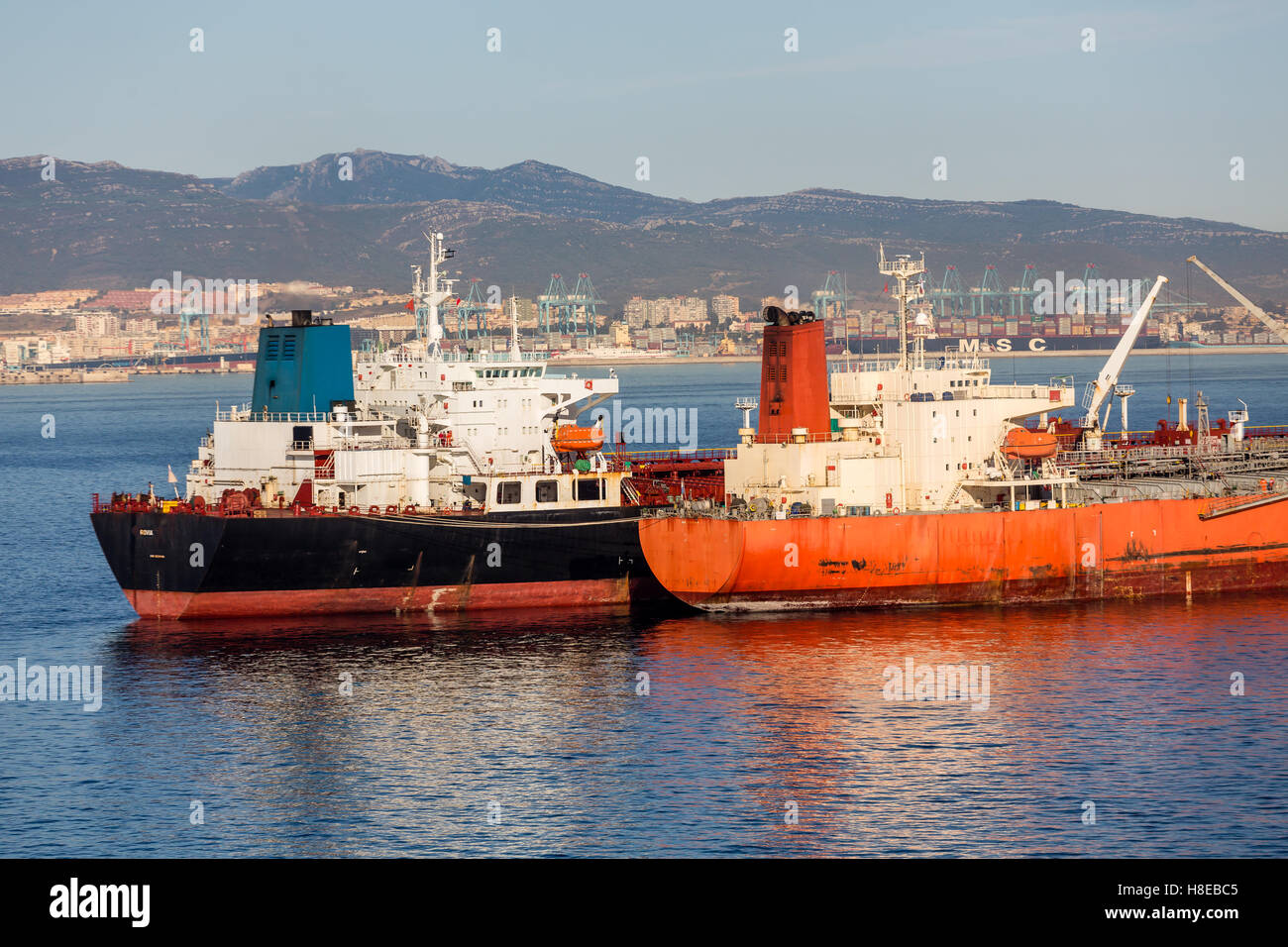 Riesige Tanker im Hafen von Gibraltar zwischen Spanien und Marokko Stockfoto