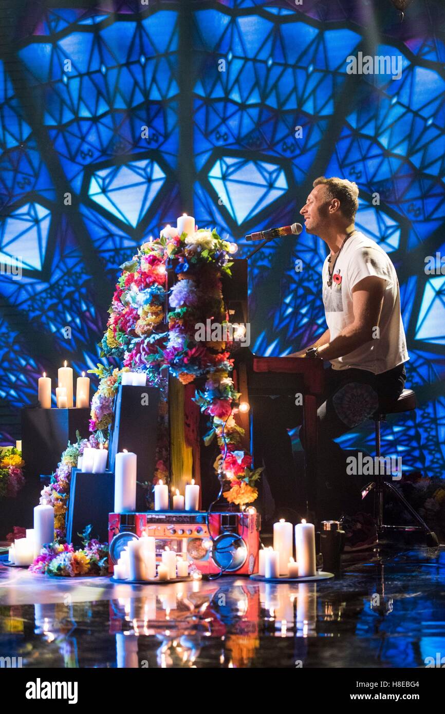 Chris Martin von Coldplay führt während der Dreharbeiten zu the Graham Norton Show in den Londoner Studios, Südlondon, am Freitag Abend auf BBC One ausgestrahlt werden. Stockfoto