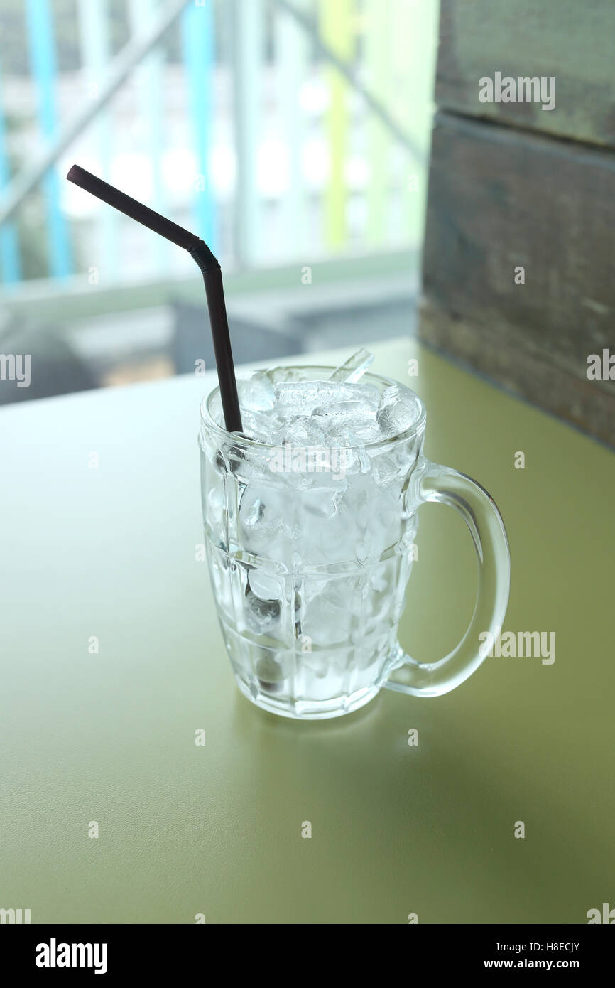 Glas-Drink mit Eis platziert am Tisch in einem Restaurant. Stockfoto