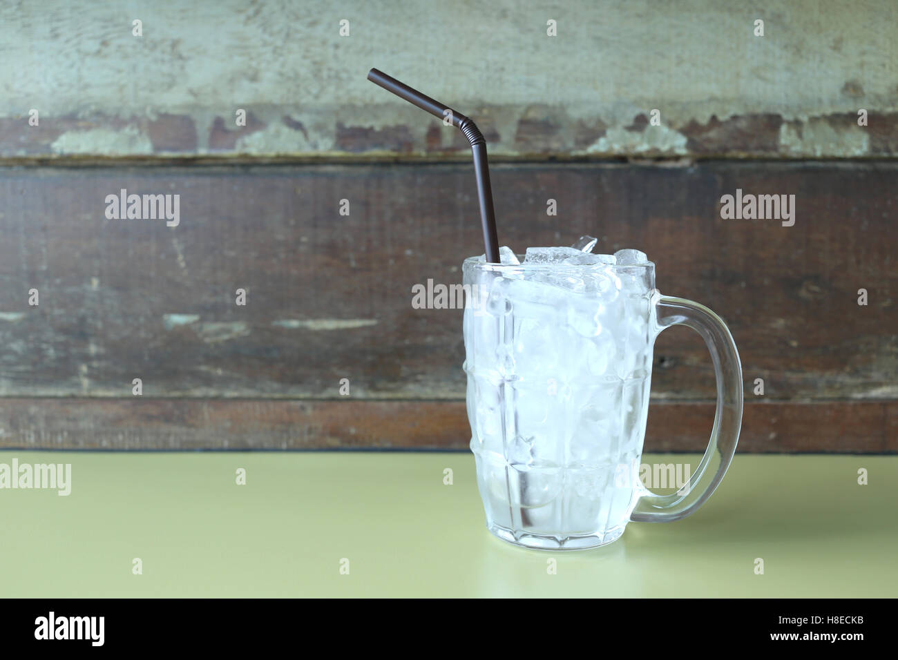 Glas-Drink mit Eis platziert am Tisch in einem Restaurant. Stockfoto