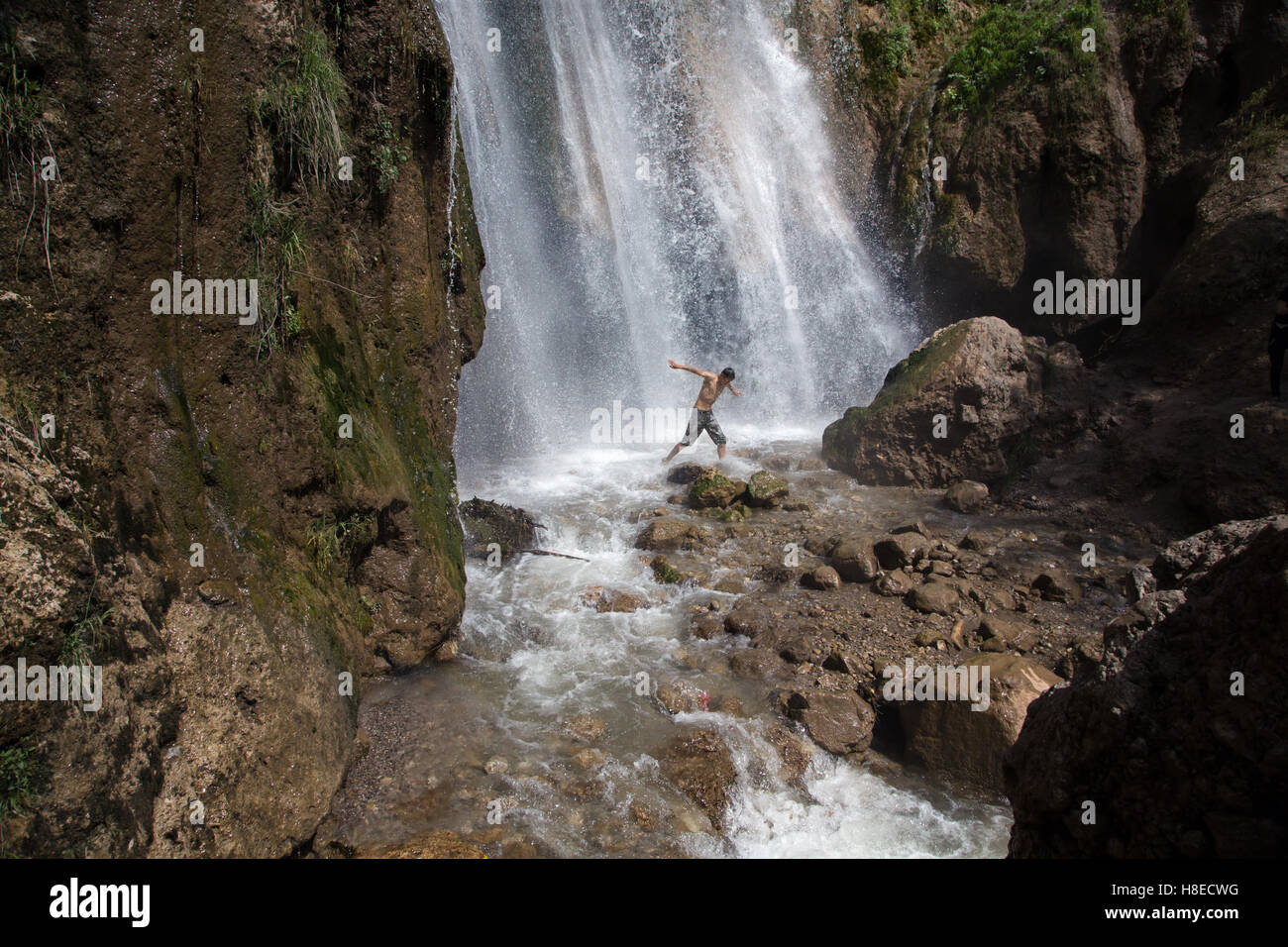 Wasserfall im Arslanbob - Kirgisistan - Bilder - Travel People Zentralasien Stockfoto