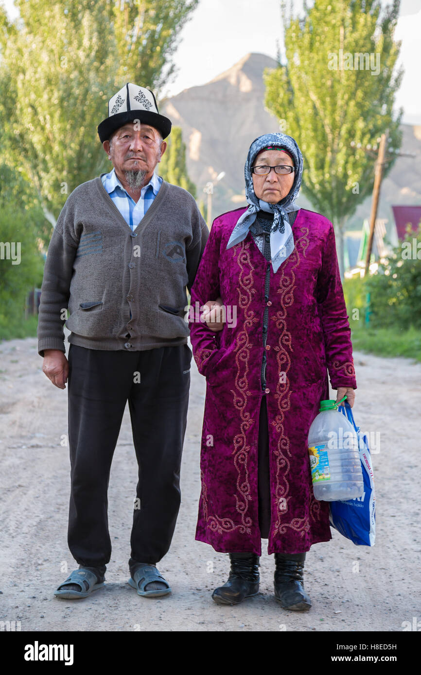 Kirgisistan - Porträt des kirgisischen paar in den Straßen von Naryn - Travel People Zentralasien - Seidenstraße Stockfoto