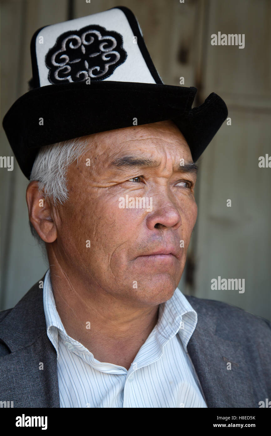Kirgisistan - Porträt des kirgisischen Mann mit traditionellen Kalpak Hut in Osh - Travel People Zentralasien - Silk Road Stockfoto