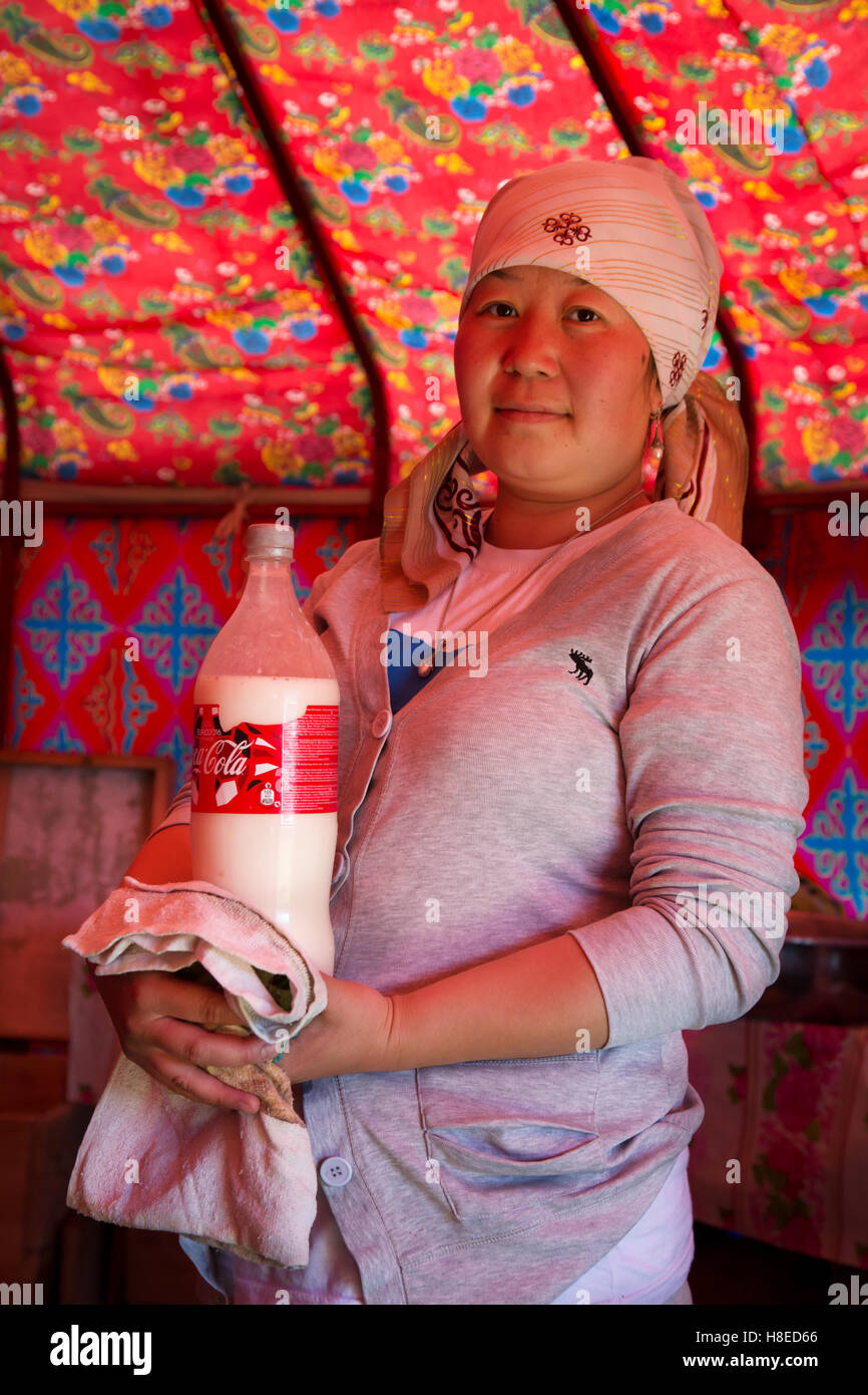 Kirgisistan - Porträt der Frau, die Flasche Kumis Milch--Travel People Zentralasien - Seidenstraße Stockfoto