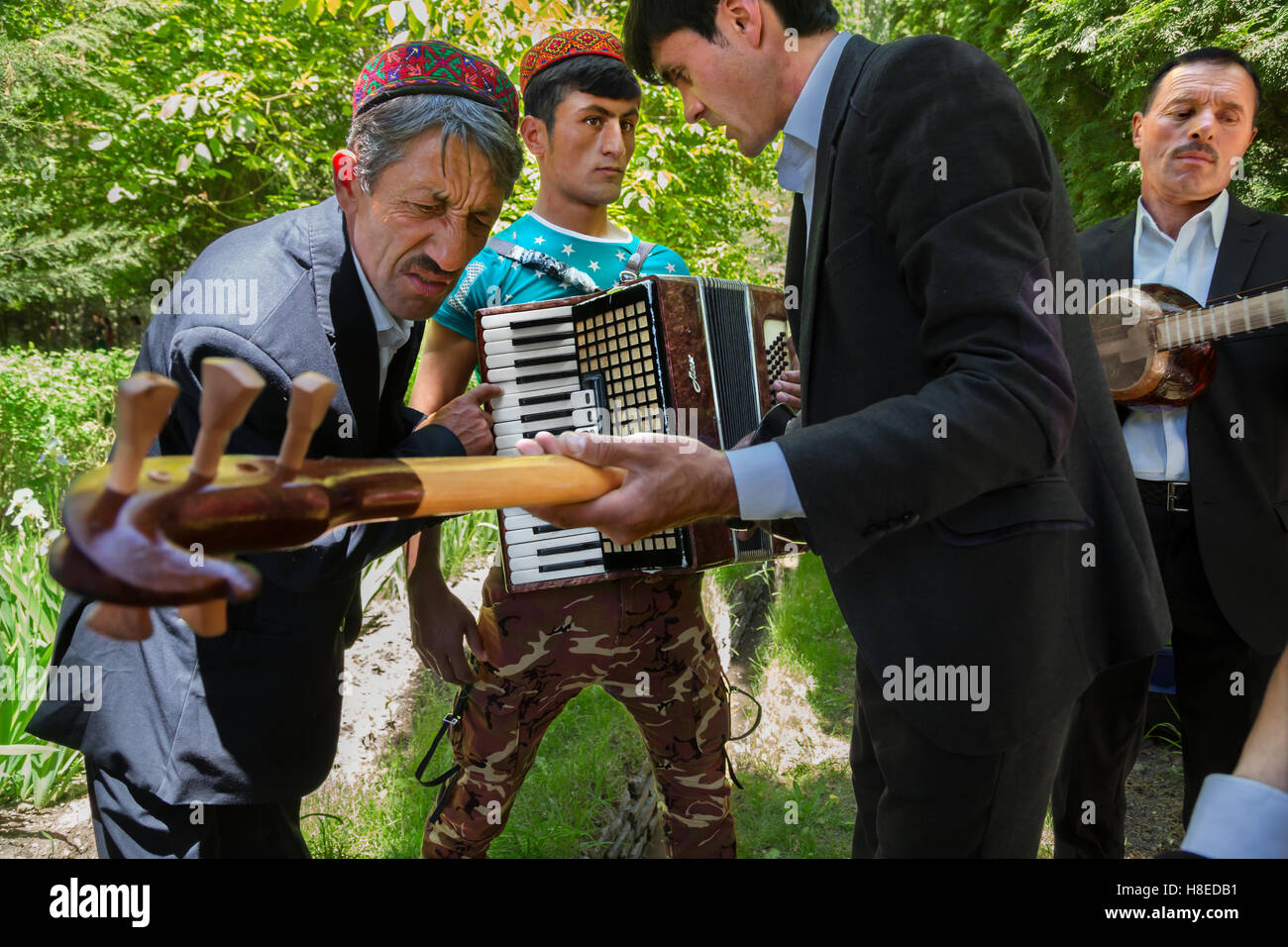 Gruppe der traditionellen Musiker mit Akkordeon durinin Khorog, Pamir - GBAO Provinz in Tadschikistan. Mann trägt den typischen Hut des ishkashim, GBAO Provinz Stockfoto