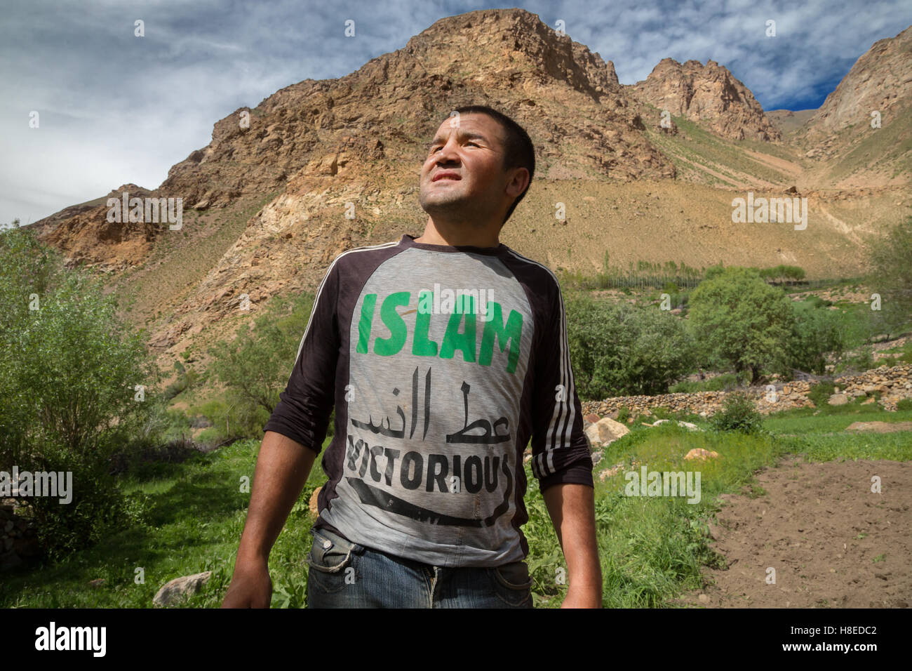 Porträt eines Mannes in Tadschikistan GBAO mit einem 'Islam siegreich' t shirt Stockfoto
