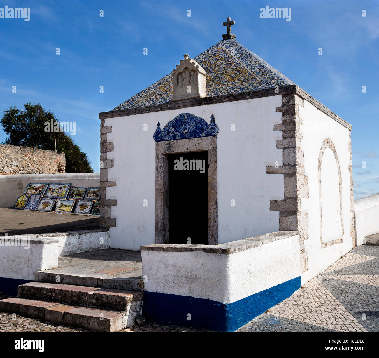 Blick auf die Memoria Einsiedelei, ein 12. Jahrhundert alte kleine Kapelle befindet sich auf einem Hügel mit Blick auf Nazare, Portugal O-Sitio Stockfoto