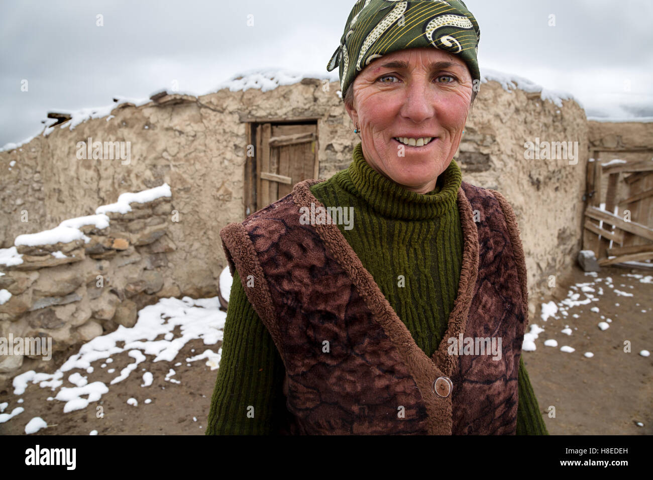 Porträt des Pamiri Leute - Frau vor ihrem Haus in Bulunkul Dorf - GBAO Provinz - Tadschikistan Stockfoto