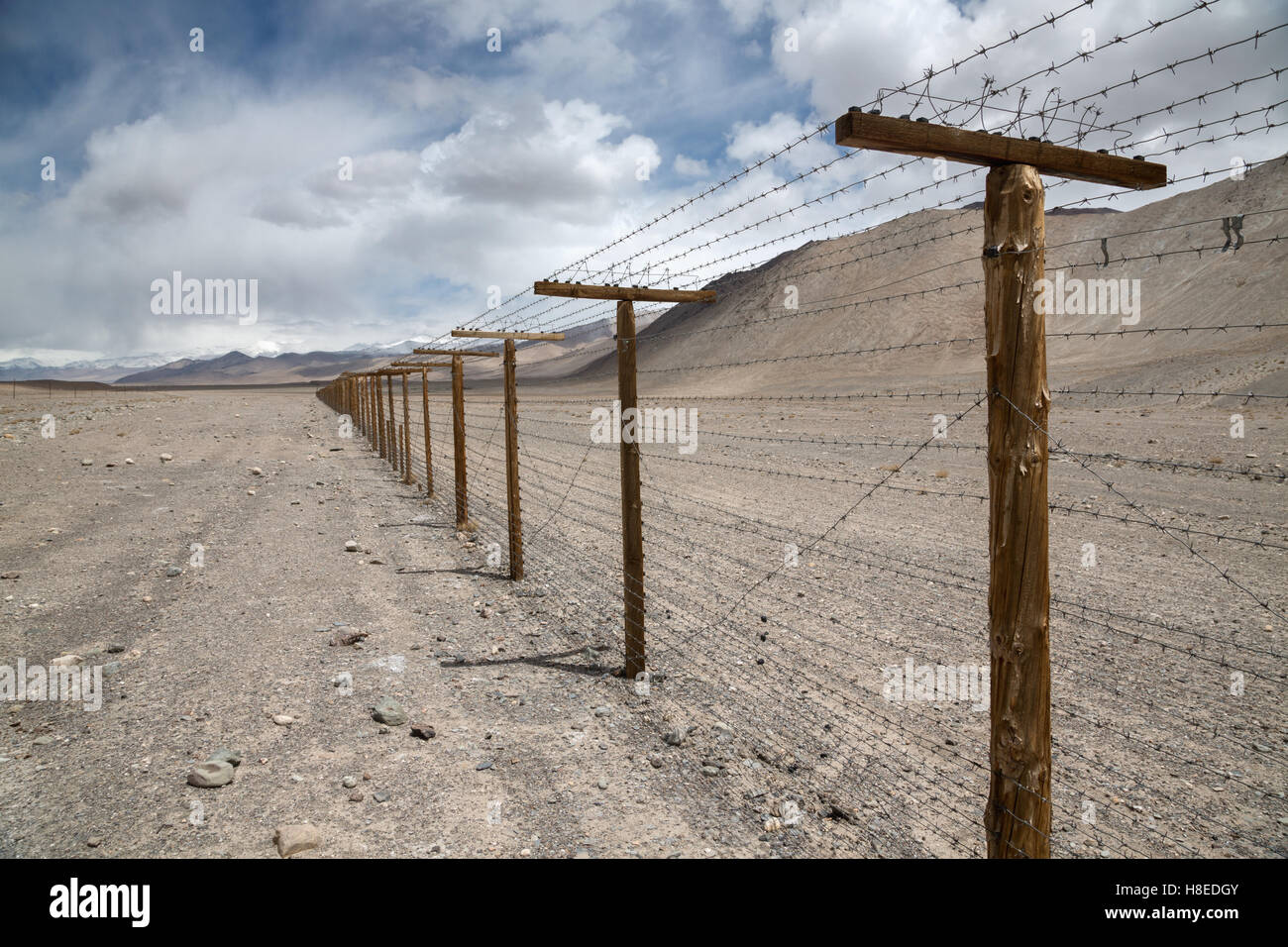 Sicherheitszaun - kein Zugriff - an der Grenze zwischen Tadschikistan und China - GBAO Provinz Stockfoto