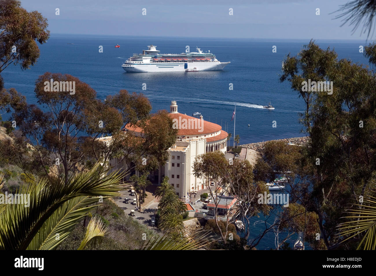 Ozeandampfer, die vorbei an das Casino auf Catalina Island in Süd-Kalifornien Stockfoto