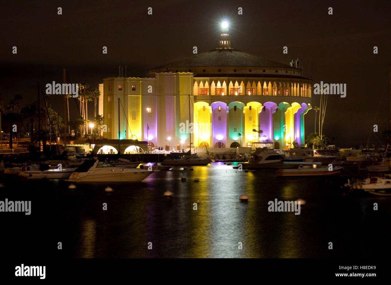 Das Casino in Avalon beleuchtet in der Nacht auf Catalina Island in Süd-Kalifornien Stockfoto