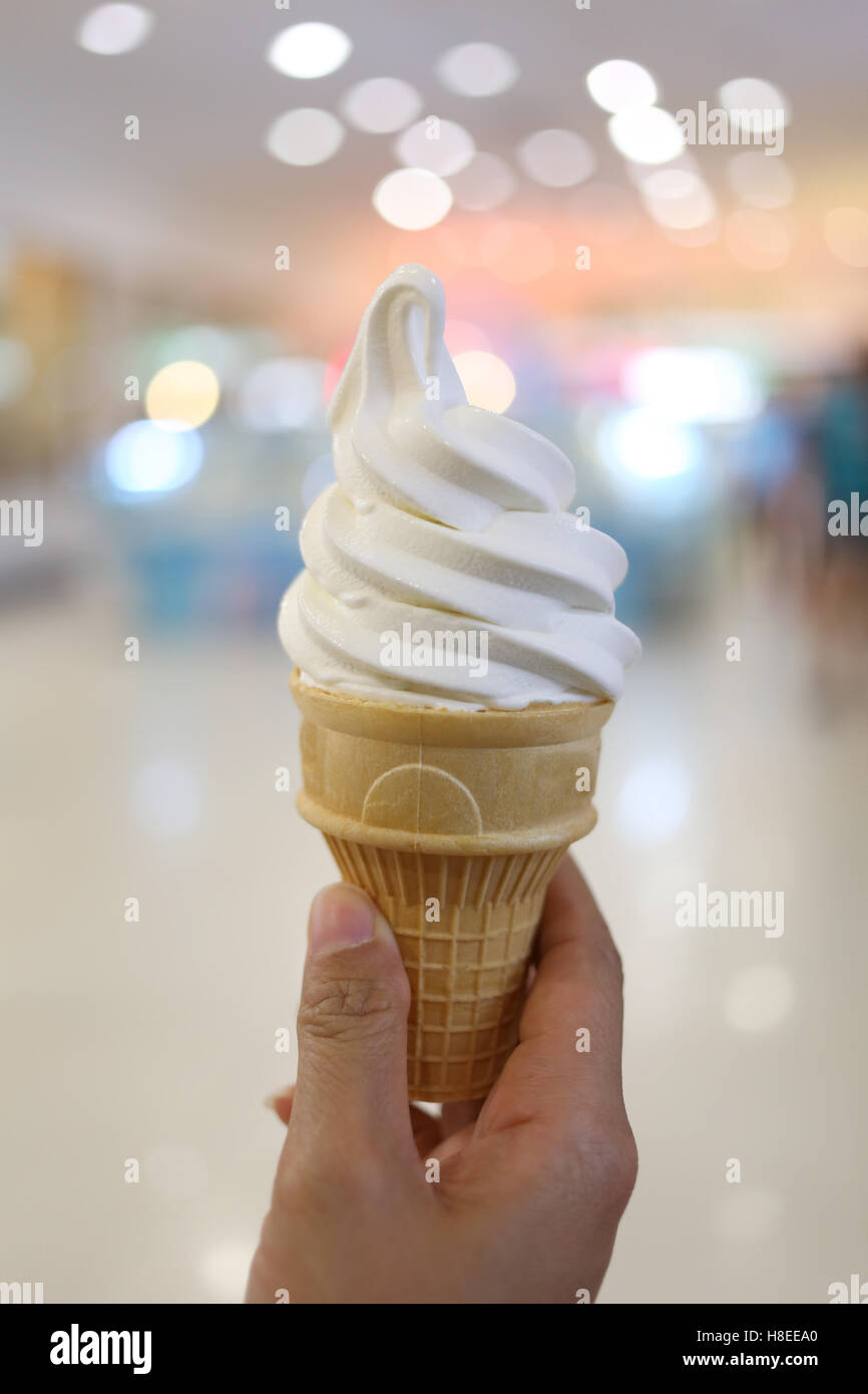 Milch-Eis in der Hand und Bokeh hellen Hintergrund haben. Stockfoto