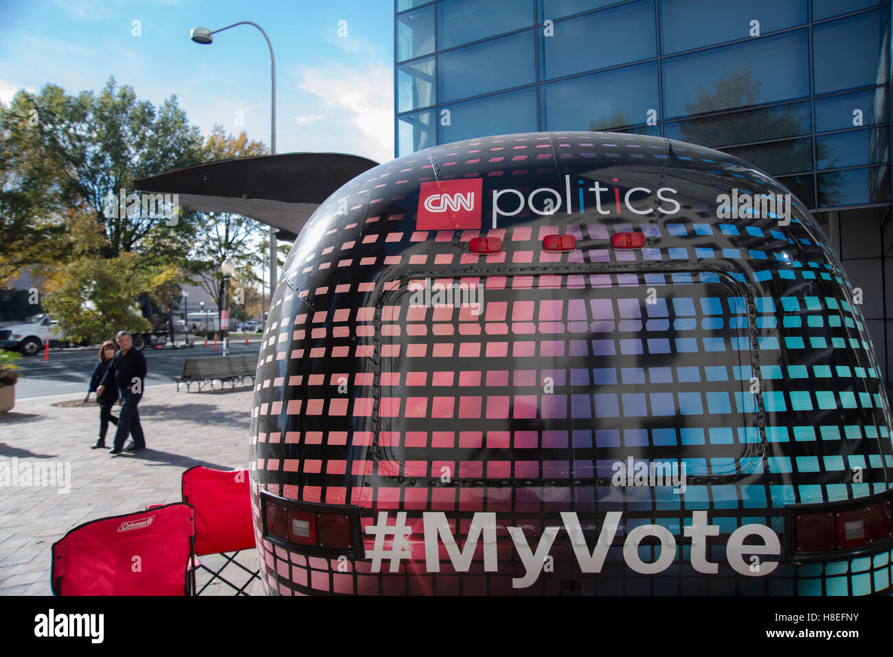 CNN-Politik Medien Stand stehend auf Pennsylvania Ave unter Newseum Gebäude während US Wahltag 8. November 2016 Stockfoto