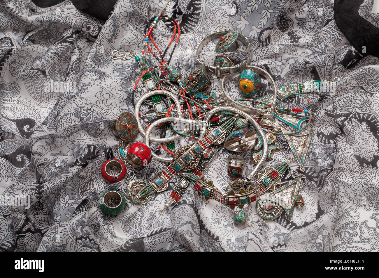 Handgemachter Schmuck auf Stoff Hintergrund im Ethno-Stil Stockfoto