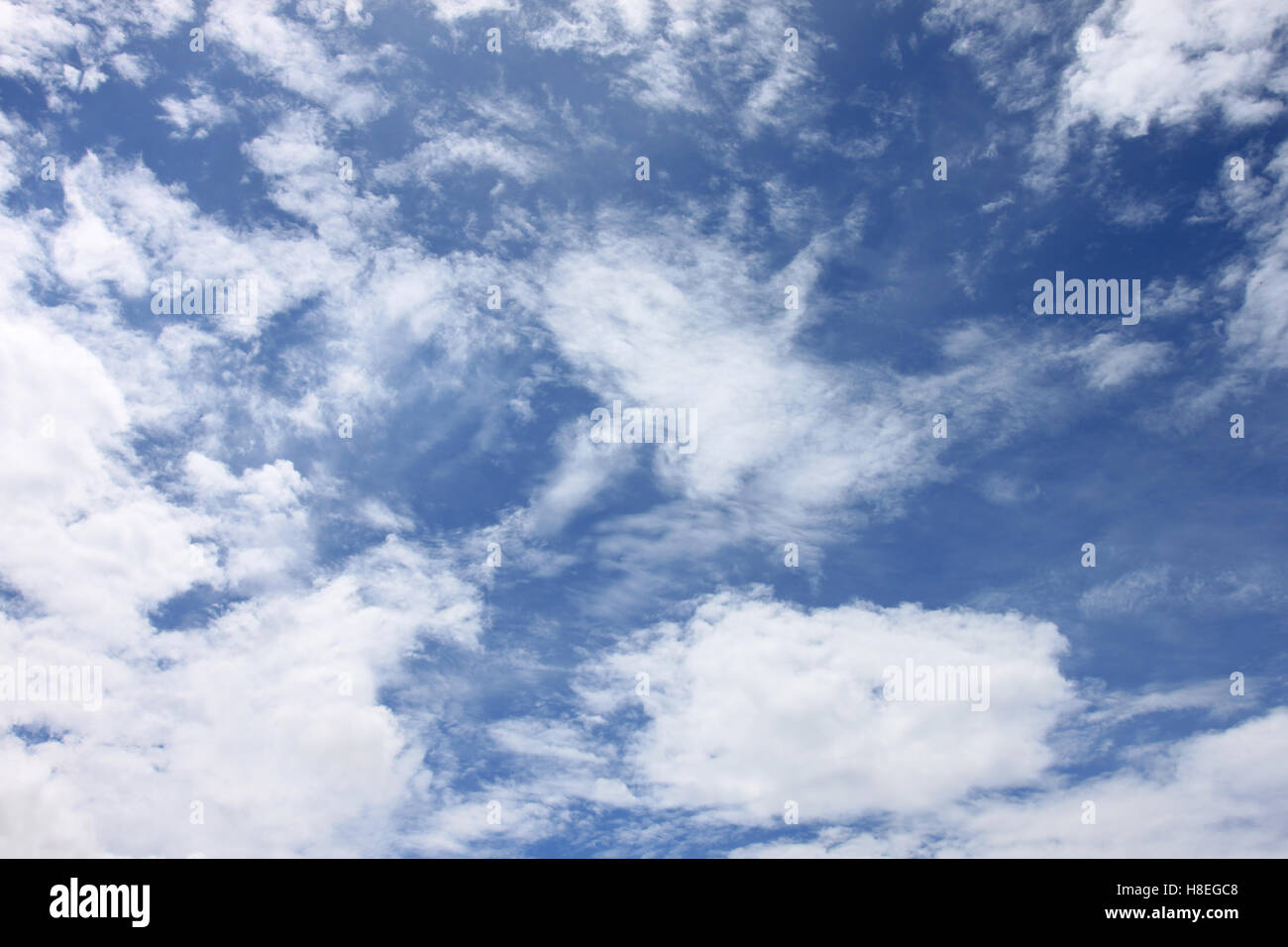 Wolke am blauen Himmel tagsüber hohe Ansicht. Stockfoto